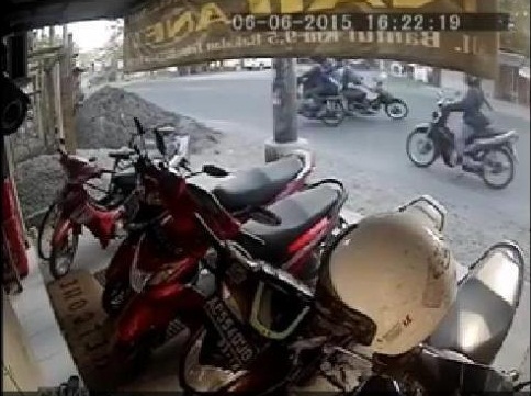 Permalink to Kecelakaan Motor Beruntun di Jalan Bantul Terekam CCTV