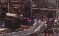 Pekerja Bangunan Ketiban Material Proyek