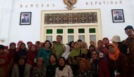 Permalink to Puluhan Lansia Saling Berebut Sri Sultan