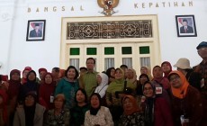 Puluhan Lansia Saling Berebut Sri Sultan