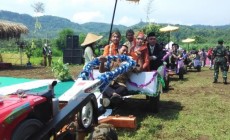 11 Pasangan di Bantul Nikah Massal dan Ijab Qabul di Atas Traktor
