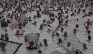 Permalink to Ribuan Orang Nyemplung Bareng ke Kolam Cari Ikan