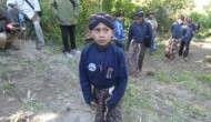 Permalink to Tanpa Alas Kaki Abdi Dalem Cilik Mendaki Lereng Merapi
