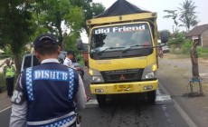 Permalink to Truk Pasir Kabur Hindari Razia di Jalan Srandakan