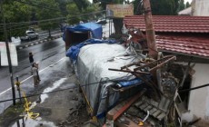 Permalink to Truk Pengangkut Terigu Tabrak Rumah Makan