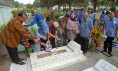 Permalink to Ziarah ke Makam Pendiri KR